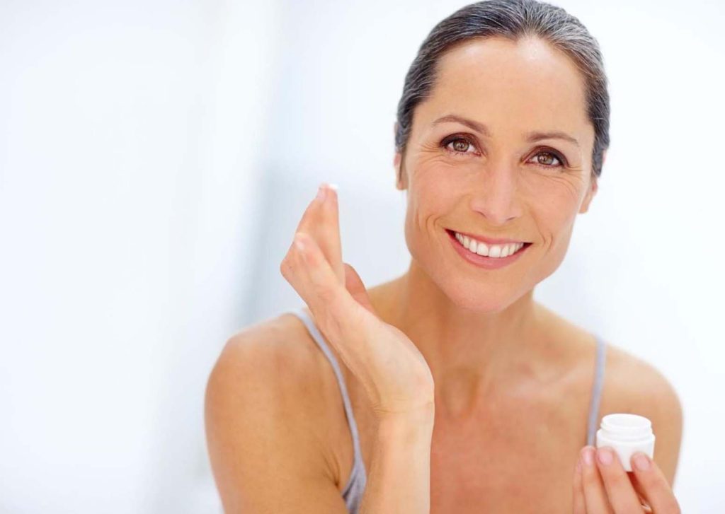 Sérum et crème anti-âge : conseils de choix et d’application pour les peaux matures